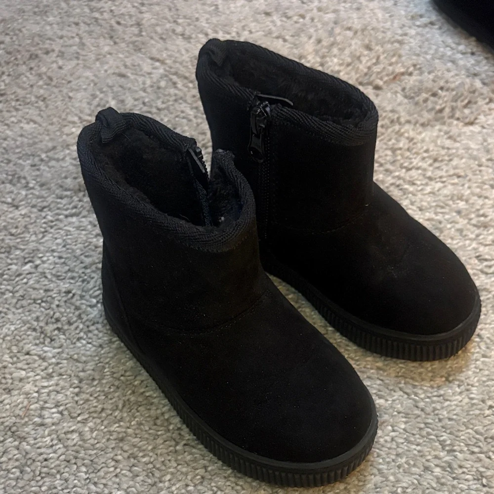 Cat & Jack Arlo Black fleece tall Kids Boots size 6 little person  new condition